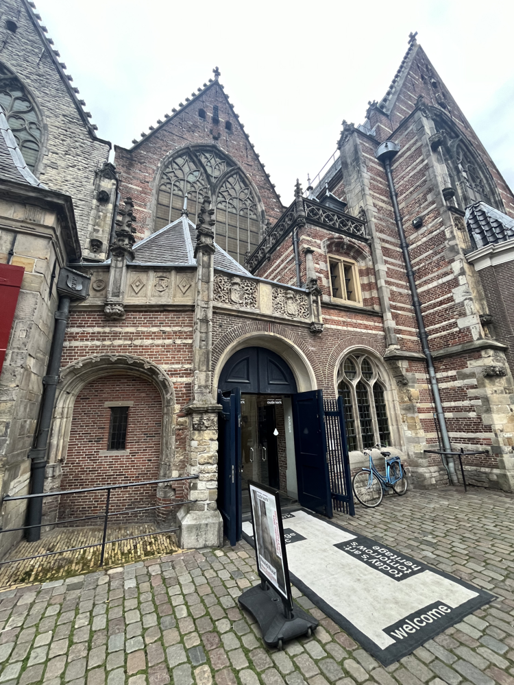 Oude Kerk najstarija_crkva_u_Amsterdamu__danas_centar_suvremene_umjetnosti