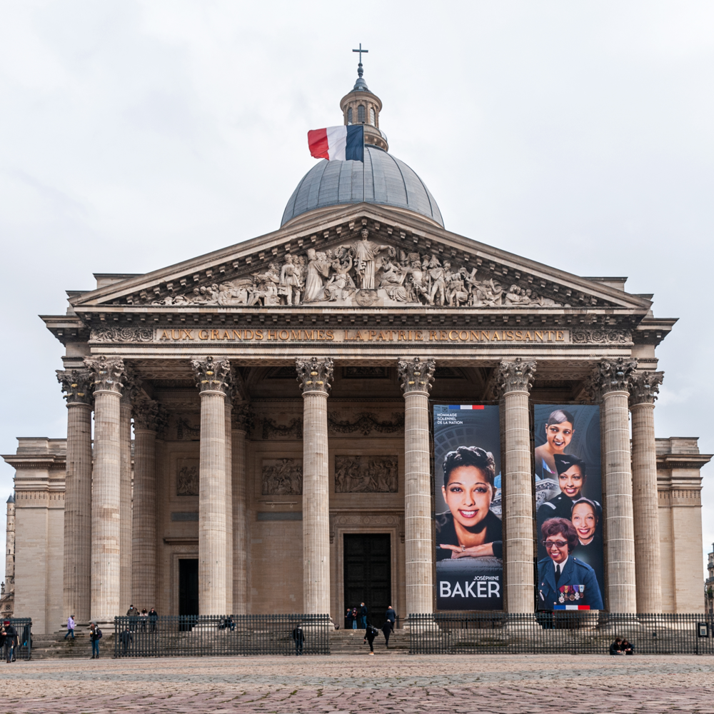 Pariz, Panthéon, 6. prosinca 2021. Joséphine Baker svečano je položena u Panthéon, uz veliki plakat na pročelju. Dana 30. studenoga 2021. ušla je u Panthéon u Parizu kao prva crna žena koja je primila jednu od najviših počasti u Francuskoj