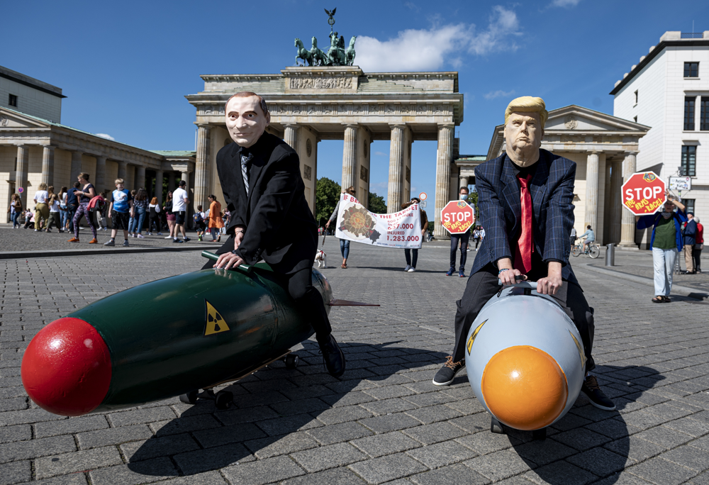 30 July 2020, Berlin: Two activists disguised as US President Trump and Russian President Putin ride two models of nuclear bombs in front of the Brandenburg Gate during a demonstration for a world without nuclear weapons. Several peace and disarmament organizations as well as environmental protection groups demonstrated on the Pariser Platz for a nuclear weapons-free world before the start of negotiations between the USA and Russia on further action in nuclear arms control. Photo: Fabian Sommer/dpa /DPA/PIXSELL