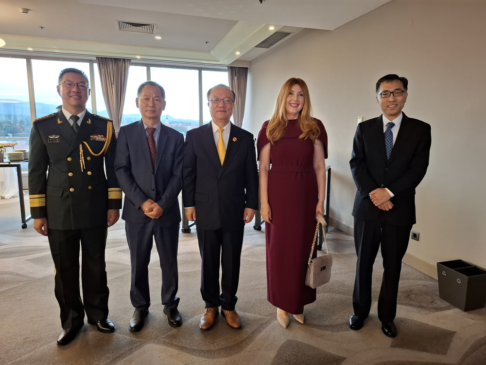 Vojni ataše Pan Xuefeng, savjetnik za gospodarstvo i trgovinu Li Guangjun, NJ.E. Qi Qianjin, Ina Stašević i savjetnik-ministar Wang_Peng