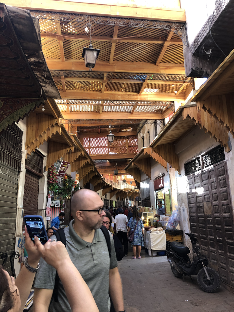 FEZ MAROKO  SUK__trznica_sa_drvenim_ukrasnim_rezbarijama