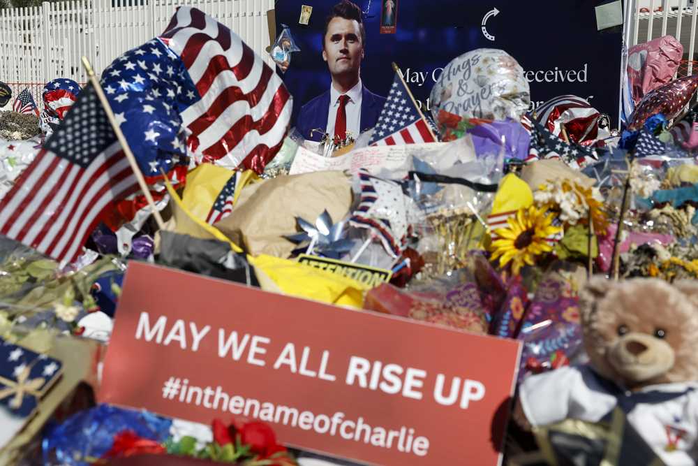 epa12393503 A makeshift memorial for conservative political activist Charlie Kirk outside the Turning Point USA headquarters in Phoenix, Arizona, USA, 20 September 2025. A memorial service for Kirk is scheduled to take place on 21 September in Glendale, Arizona. EPA/CAROLINE BREHMAN