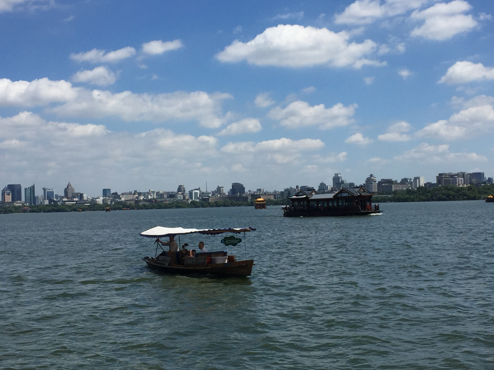 Zapadno jezero s pogledom na metropolis Hangzhou , Istočna Kina
