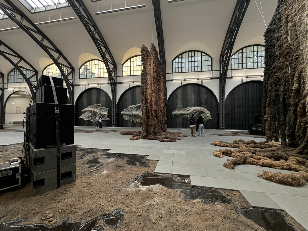 sandra berlin   ZAGRLJAJ - IZLOŽBA KLÁRE HOSNEDLOVE U HAMBURGER BAHNHOFU, NACIONALNOJ GALERIJI SUVREMENE UMJETNOSTI U BERLINU