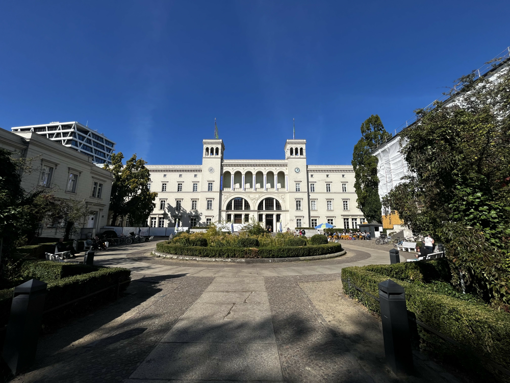sandra berlin   ZAGRLJAJ - IZLOŽBA KLÁRE HOSNEDLOVE U HAMBURGER BAHNHOFU, NACIONALNOJ GALERIJI SUVREMENE UMJETNOSTI U BERLINU