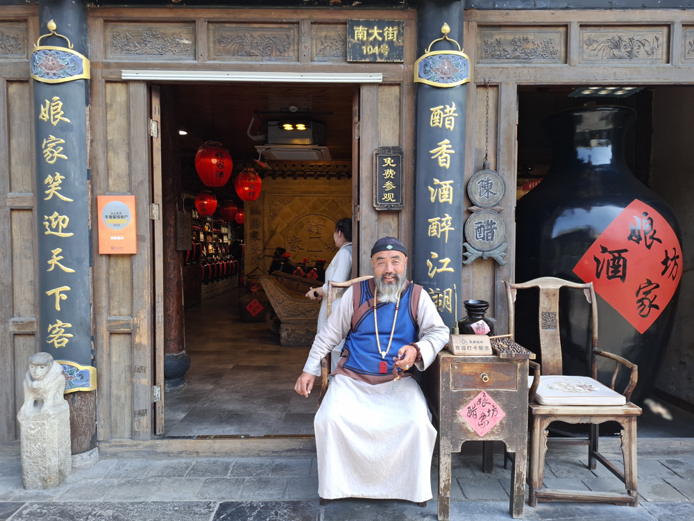 SHANXI - ina stašević - Kinez ispred trgovine u središtu drevnog grada Pingyao