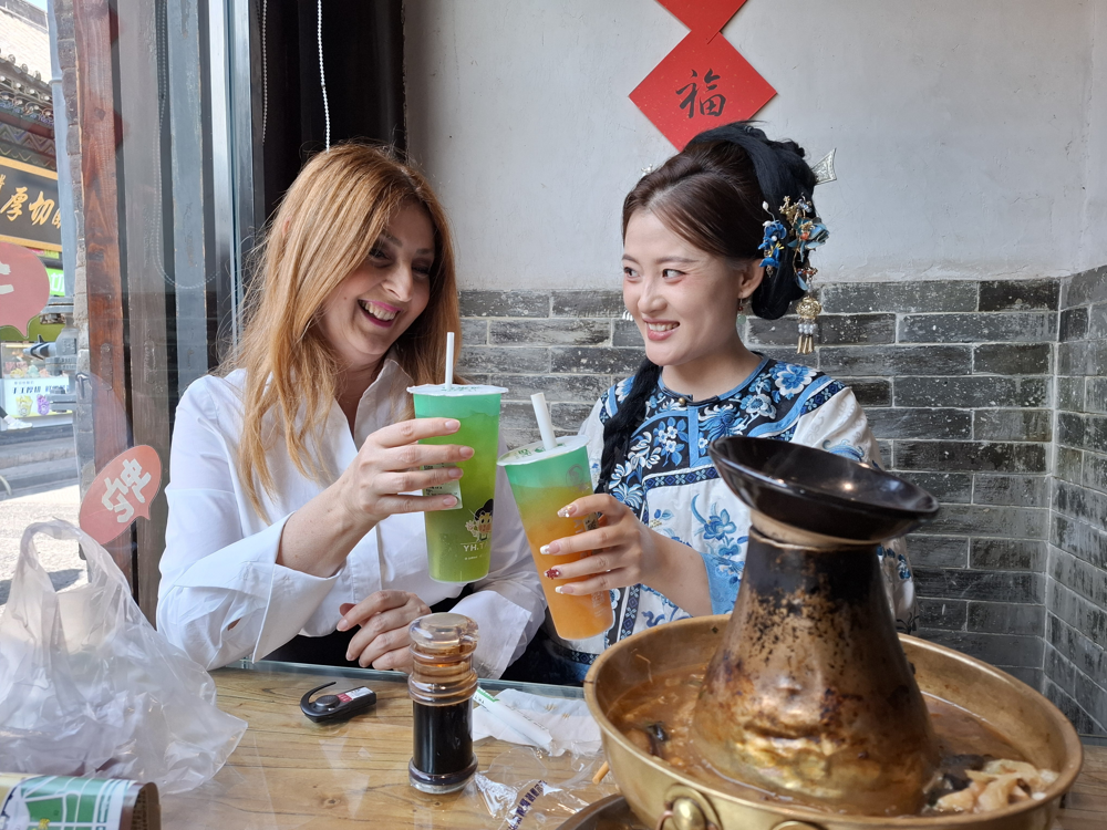 SHANXI - ina stašević - Ina Stašević u društvu kineske prijateljice uz hot pot - vrući lonac