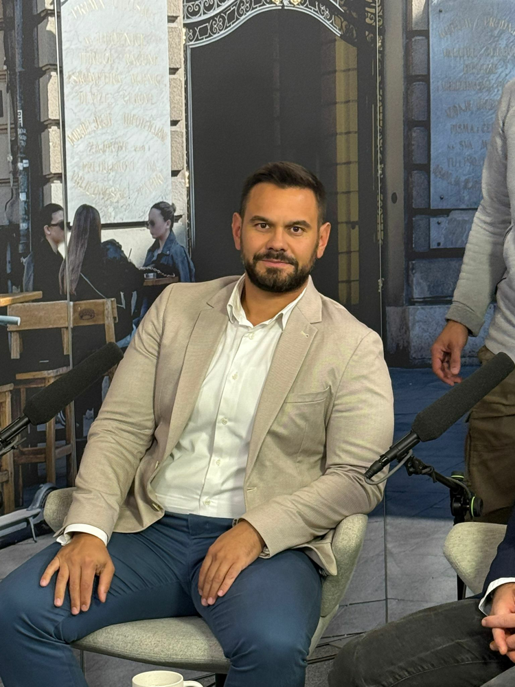 U novoj Špici s Macanom su Tomislav Jukić, ravnatelj Uprave za provedbu stambene politike, kvalitetu stanovanja i komunalno gospodarstvo. pri Ministarstvu prostornog uređenja, graditeljstva i državne imovine i Tino Bašić, savjetnik s platforme zgradonacelnik.hr