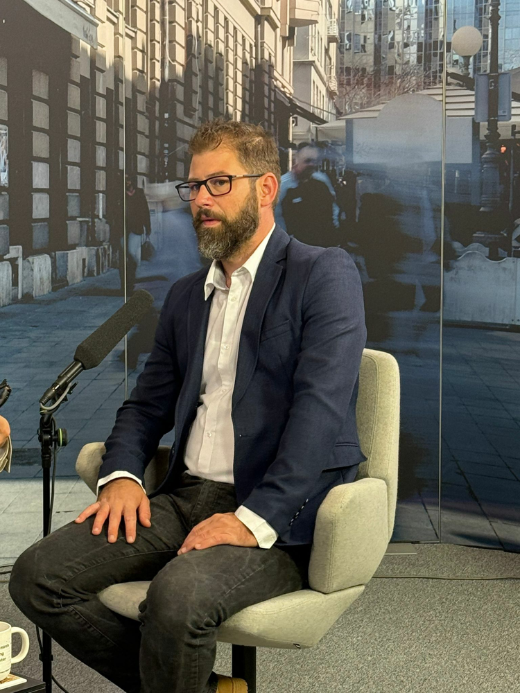 U novoj Špici s Macanom su Tomislav Jukić, ravnatelj Uprave za provedbu stambene politike, kvalitetu stanovanja i komunalno gospodarstvo. pri Ministarstvu prostornog uređenja, graditeljstva i državne imovine i Tino Bašić, savjetnik s platforme zgradonacelnik.hr