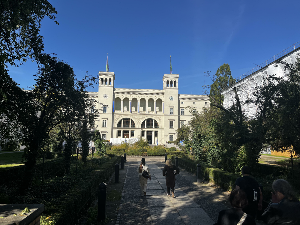 BERLIN, IZLOŽBA NEMA IZLAZA - OD ISTOKA PREMA ZAPADU