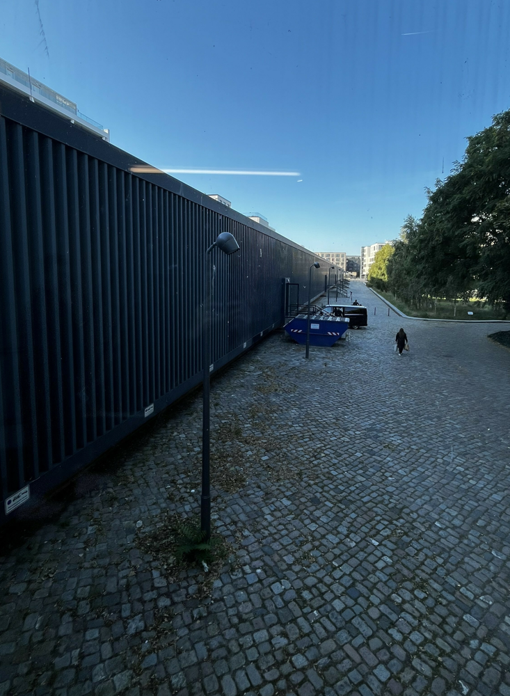 BERLIN, IZLOŽBA NEMA IZLAZA - U razdoblju 2003.–2004. susjedni bivši teretni skladišni prostori (Rieckhallen) integrirani su u muzejski kompleks kao izložbeni prostor. Obnovljeni su (prema projektu Kuehn Malvezzi) i povezani s povijesnom zgradom. Rieckhallen je kasnije bio u opasnosti od rušenja nakon isteka najma, no 2021.–2022. poduzeti su napori kako bi se sačuvao, te su muzej i državne vlasti otkupile te nekretnine kako bi osigurale njihovu budućnost. U veljači 2023. status zaštite spomenika proširen je na cijeli kompleks, uključujući Rieckhallen.