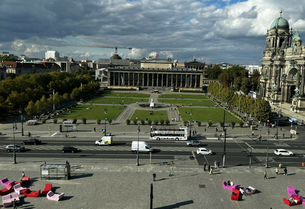 OD MJESTA DIJALOGA MEĐU KULTURAMA DO SIMBOLA TRIJUMFA NACIONALNOG OSJEĆAJA  humbolt forum - Pogled iz Etnolo&scaron;kog muzeja na berlinsku katedralu i Schinkelov muzej