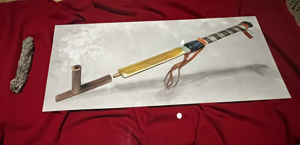 OD MJESTA DIJALOGA MEĐU KULTURAMA DO SIMBOLA TRIJUMFA NACIONALNOG OSJEĆAJA  humbolt forum - Omaha narod koristi lule već jako dugo vremena. Kada se pripremaju za molitvu, napune lulu duhanom i spoje žarnicu i dr&scaron;ku. Tada ona postaje živo biće samo po sebi i spremna je primiti njihove molitve. Umo?ho? vjeruju da sve stvari imaju svoje vrijeme i iz te perspektive lula bi trebala biti pokopana, jer se sve stvari na kraju vraćaju majci zemlji.   Omaha narod pripada autohtonim narodima s područja SAD-a i njihova povijest je  povezana  s migracijama iz područja Velikih jezera, a tradicionalno su bili narod lovaca, ratara i duhovnih praksi koje uključuju uporabu svete lule