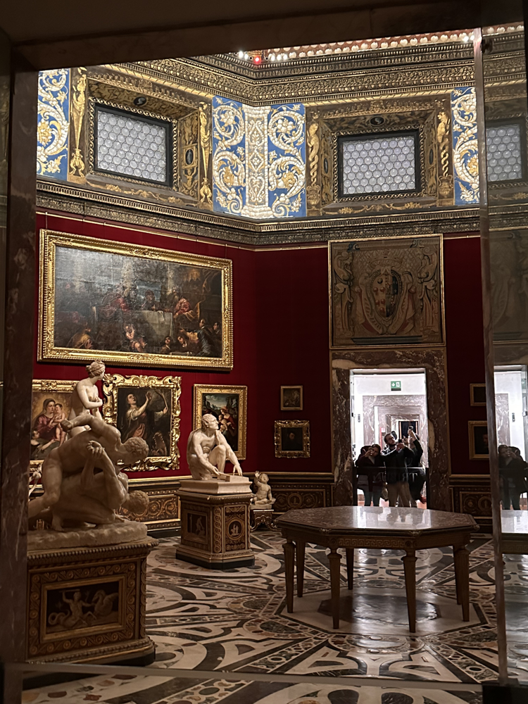 FIRENCA, SANDRA USKOKOVIĆ, Tribuna, oktogonalna prostorija u galeriji