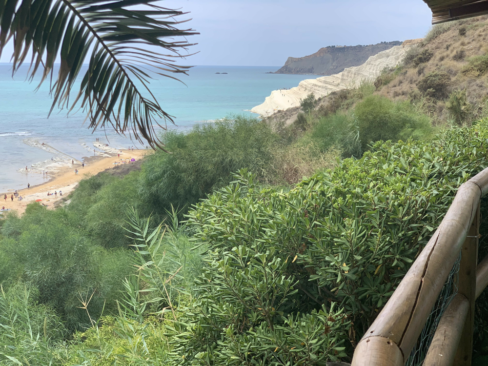 SICILIJA, AGRIGENTO, SIJEČANJ 2026. - CAPIDDRAZZU S POGLEDOM NA SCALA DEI TURCHI - Cappiddrazzu  je scenično prirodno područje pokraj obale u blizini mjesta Scala dei Turchi i , poznato po svojoj prelijepoj obalnoj panorami i kristalno čistom moru