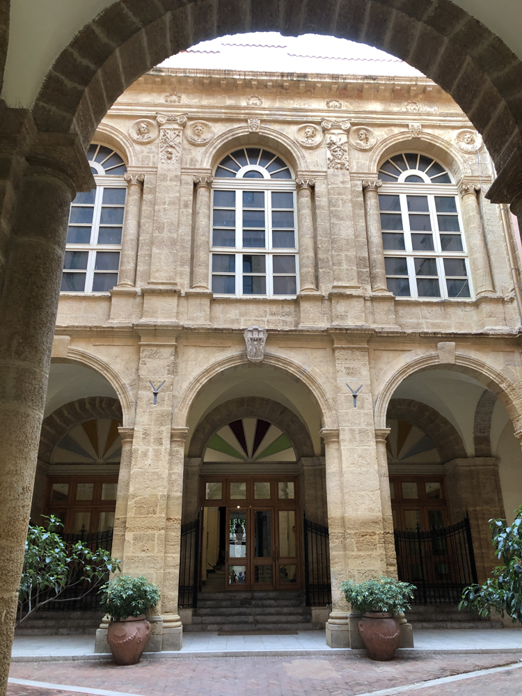 SICILIJA, AGRIGENTO, SIJEČANJ 2026. - Teatro Luigi Pirandello u Agrigentu izgrađen je 1880. godine kao gradsko kazali&scaron;te, a kasnije je dobio ime po Luigi Pirandello, slavnom književniku rođenom u tom gradu, čime je postao simbol lokalnog kulturnog identiteta. Zgrada je važna ne samo kao povijesno kazali&scaron;te Sicilije, nego i kao živo mjesto suvremene scenske produkcije koje povezuje Pirandellovu književnu ostav&scaron;tinu s dana&scaron;njim kazali&scaron;nim i kulturnim životom grada.