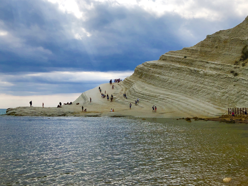 SICILIJA, AGRIGENTO, SIJEČANJ 2026. - SCALA DEI TURCHI - Scala dei Turchi jedinstvena je prirodna znamenitost na južnoj obali Sicilije, nedaleko od Agrigenta, poznata po spektakularnoj bijeloj stijeni koja se poput stepenica spu&scaron;ta prema moru. Nastala je erozijom mekane vapnenačke stijene (lapora), a ime duguje legendi prema kojoj su se ondje nekada iskrcavali saracenski, u narodu prozvani &bdquo;turski&ldquo; gusari.Njezina posebna čar leži u neobičnom kontrastu blje&scaron;tavo bijele stijene i dubokog plavetnila Sredozemnog mora, koji mijenja boje ovisno o svjetlu i dobu dana, čineći Scalu dei Turchi jednim od najfotografiranijih pejzaža Sicilije.