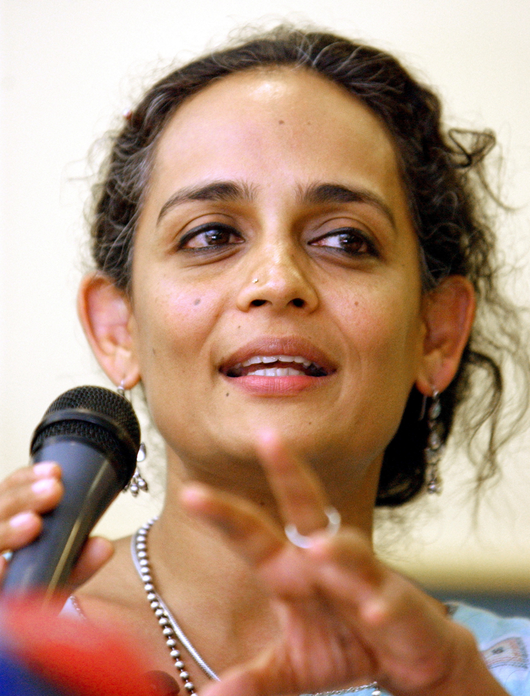 FILE PHOTO: Arundhati Roy, India's Booker Prize-winning novelist, addresses a news conference in Istanbul, June 27, 2005. TREUTERS/Stringer/File Photo