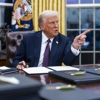 Američki predsjednik Donald Trump potpisuje izvršne odredbe u Ovalnom uredu, 20. siječnja 2025. (foto: EPA/JIM LO SCALZO/POOL)