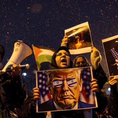 Okupljeni na prosvjedu protiv Trumpovog plana za raseljenje Palestinaca iz Gaze, ispred američkog konzulata u Istanbulu, 6. veljače 2025. godine (foto: REUTERS/Umit Bektas)