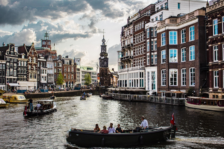 Amsterdamski UNESCO-zaštićeni prsten kanala (Grachtengordel) jedno je od najpoznatijih dostignuća urbanog planiranja ranog modernog razdoblja. Uvršten na Popis svjetske baštine 2010. godine, sastoji se od mreže koncentričnih kanalaizgrađenih u 17. stoljeću, tijekom nizozemskog Zlatnog doba. Ovo područje poznato je po svojoj skladnoj urbanoj strukturi, elegantnim kanalnim kućama i povijesnom značaju kao središte trgovine i kulture.