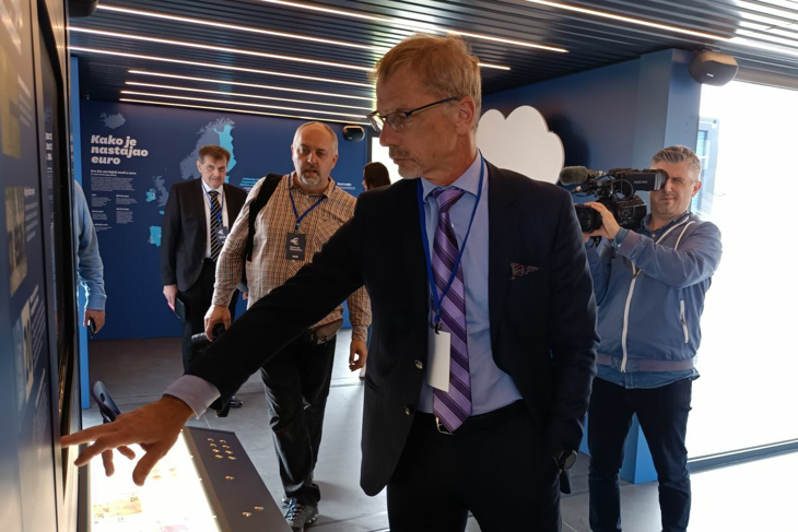 Mobilnu izložbu "Euro na kotačima" u Vukovaru je posjetio guverner Hrvatske narodne banke Boris Vujčić