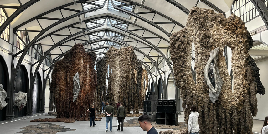 Monumentalna instalacija Kláre Hosnedlové u povijesnoj dvorani Hamburger Bahnhofa (Foto Sandra USKOKOVIĆ)