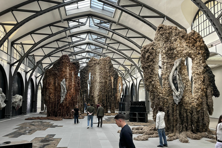 Monumentalna instalacija Kláre Hosnedlové u povijesnoj dvorani Hamburger Bahnhofa (Foto Sandra USKOKOVIĆ)