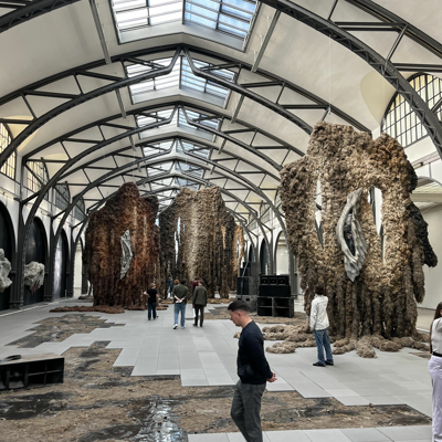 Monumentalna instalacija Kláre Hosnedlové u povijesnoj dvorani Hamburger Bahnhofa (Foto Sandra USKOKOVIĆ)
