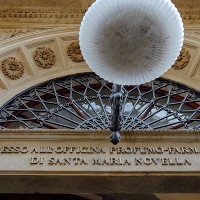 Santa Maria Novella podsjeća da parfumerija i farmacija nikada nisu bile tek zanati, nego načini mišljenja kroz tijelo (Foto Istock)