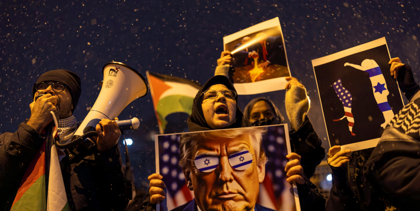 Okupljeni na prosvjedu protiv Trumpovog plana za raseljenje Palestinaca iz Gaze, ispred američkog konzulata u Istanbulu, 6. veljače 2025. godine (foto: REUTERS/Umit Bektas)