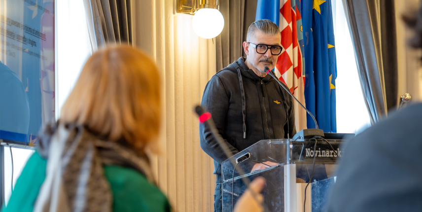 Robert Kopal na predstavljanju rezultata nacionalnog istraživanja, Zagreb, 1. travnja 2025, Novinarski dom (foto: Krešimir Pletikosa)