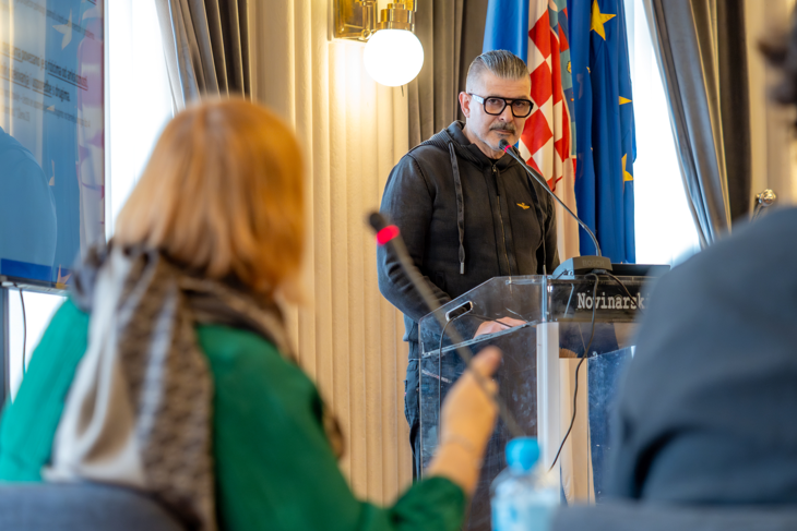 Robert Kopal na predstavljanju rezultata nacionalnog istraživanja, Zagreb, 1. travnja 2025, Novinarski dom (foto: Krešimir Pletikosa)