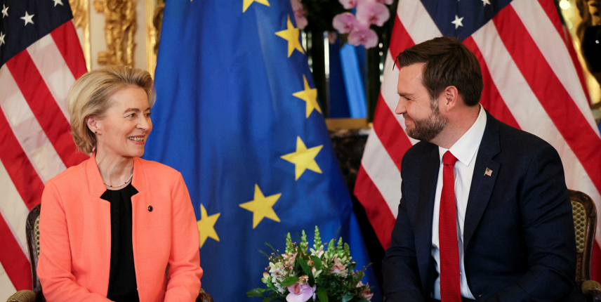 Predsjednica Europske komisije Ursula von der Leyen i američki potpredsjednik J. D. Vance u Parizu, 11. veljače 2025. (foto: REUTERS/Leah Millis)