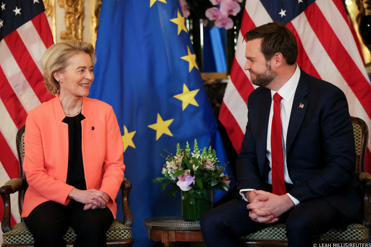 Predsjednica Europske komisije Ursula von der Leyen i američki potpredsjednik J. D. Vance u Parizu, 11. veljače 2025. (foto: REUTERS/Leah Millis)