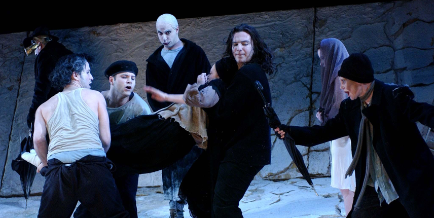 Predstava »Skup« Jugoslovenskog dramskog pozorišta u režiji Jagoša Markovića, Festival malih scena 2003. godine (foto: Arhiva Novog lista)