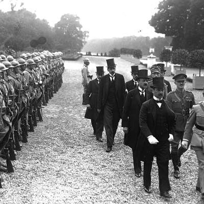 Potpisivanje mira s Mađarskom - na čelu Benard Agost, Mađar, prolazi ispred počasne straže u Versaillesu (foto: Wikipedia)