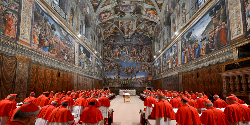 Papa Lav XIV stoji u Sikstinskoj kapeli među kardinalima nakon izbora, u Vatikanu, 8. svibnja 2025. (foto: Vatican Media/Francesco Sforza/REUTERS)