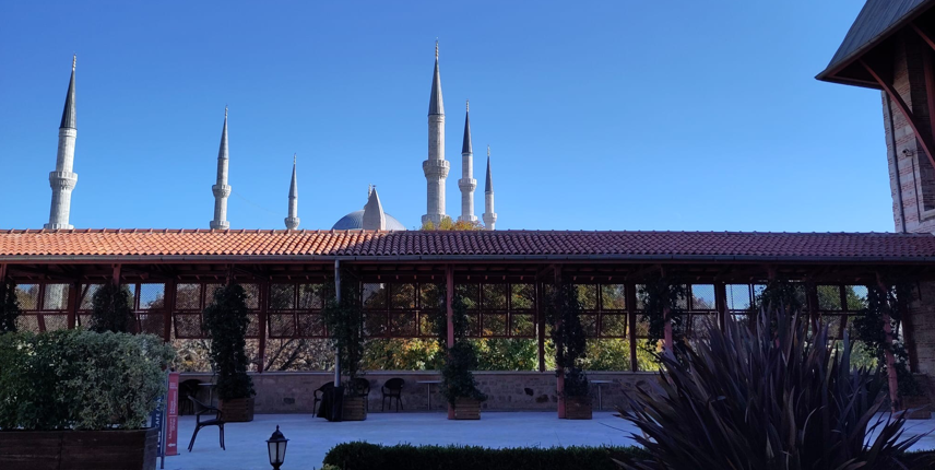 Eksterijer muzeja s minaretima Plave džamije u pozadini /Foto Sandra USKOKOVIĆ