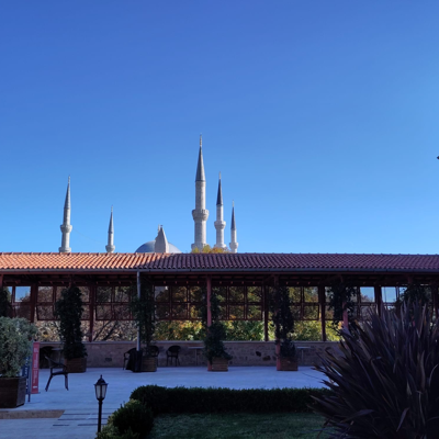 Eksterijer muzeja s minaretima Plave džamije u pozadini /Foto Sandra USKOKOVIĆ