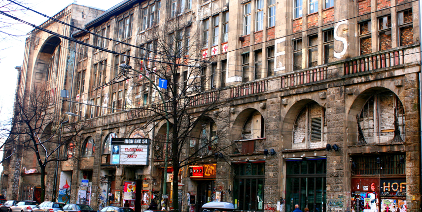 Prostor u kojem umjetnost danas »živi«, mjesto je gdje je u prošlosti umirala - Kunsthaus Tacheles (Foto Wikicommons)