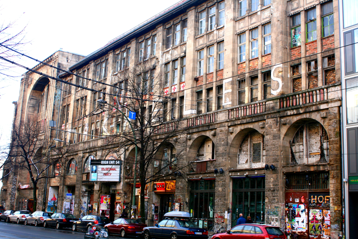 Prostor u kojem umjetnost danas »živi«, mjesto je gdje je u prošlosti umirala - Kunsthaus Tacheles (Foto Wikicommons)