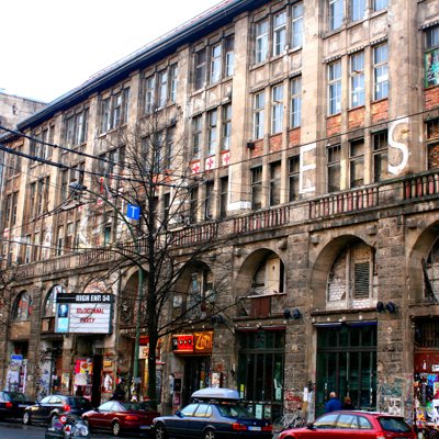 Prostor u kojem umjetnost danas »živi«, mjesto je gdje je u prošlosti umirala - Kunsthaus Tacheles (Foto Wikicommons)