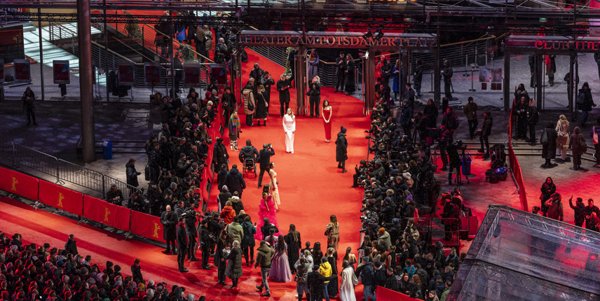 Tijekom festivala prostor ispred Palače Palast pretvara se u reprezentativnu crvenu zonu Berlinalea - mjesto susreta filmske industrije, politike, medija i publike (Foto Impressions 2026 @ Richard Hubner)